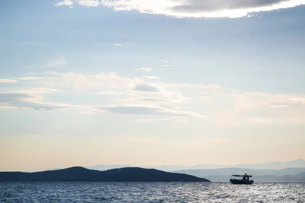 Mare Con Barca Pesca All Orizzonte Nel Tardo Pomeriggio — Foto Stock