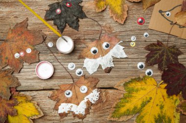 Sonbahar yapraklı el sanatları. Akçaağaç yaprağı tilkileri. 
