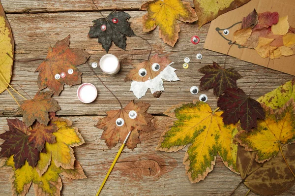 Basteln Mit Herbstlaub Ahornblättrige Füchse — Stockfoto