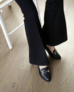 Siyah deri, el yapımı mokasen, stüdyo fotoğrafı.