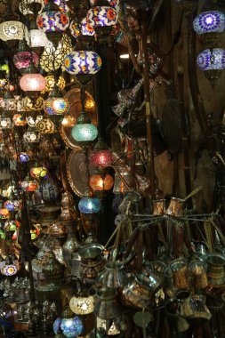 Çok renkli lambalar Kapalıçarşı Istanbul, Türkiye'de asılı