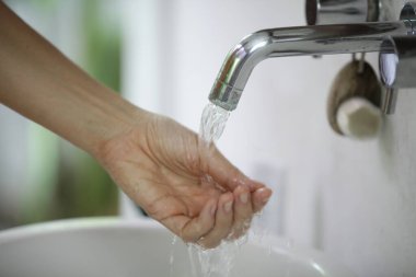 Hijyen. Elleri sabun ve suyla temizlemek. Lavaboda ellerini yıkamak. Ellerini yıkayarak hastalıkları önlüyorsun..