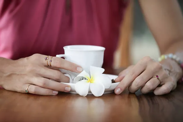 Gros Plan Des Mains Féminines Tenant Une Tasse Café — Photo