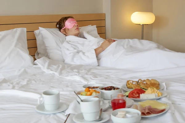 Mladá Ospalá Žena Růžovou Spánkovou Maskou Snídaní Posteli — Stock fotografie