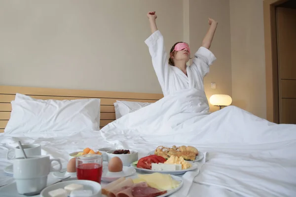 Bela Jovem Mulher Acordando Manhã Alongando Cama Bandeja Pequeno Almoço — Fotografia de Stock