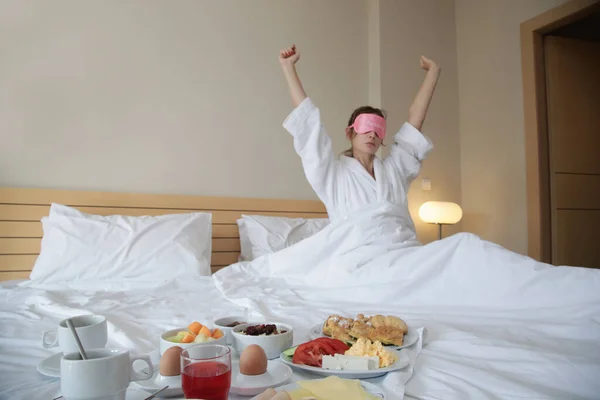 Bela Jovem Mulher Acordando Manhã Alongando Cama Bandeja Pequeno Almoço — Fotografia de Stock