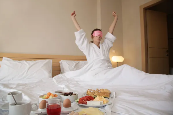 Bela Jovem Mulher Acordando Manhã Alongando Cama Bandeja Pequeno Almoço — Fotografia de Stock