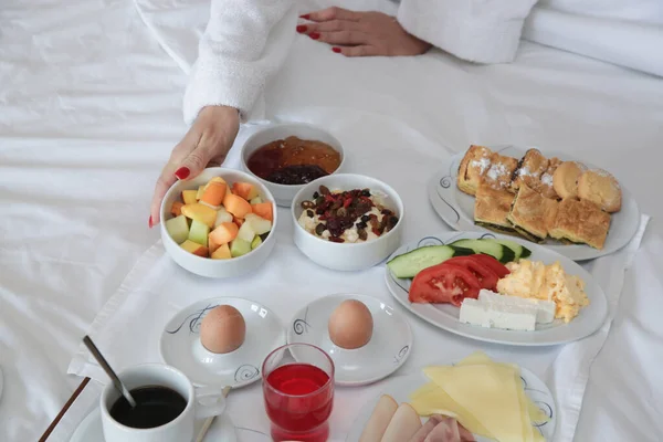 Frau Frühstückt Bett — Stockfoto