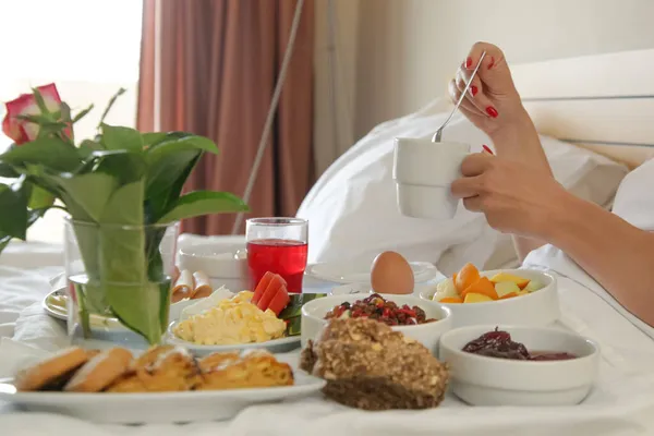 Kvinna Äter Frukost Sängen — Stockfoto