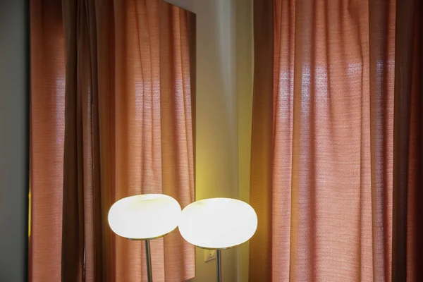 Stilvolles Und Stimmungsvolles Bild Einer Zimmerecke Mit Tischlampe Und Samtvorhängen — Stockfoto