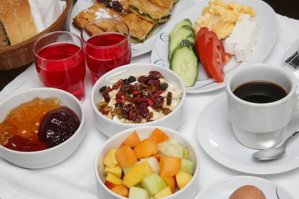 Frühstück Hotel Mit Saft Und Verschiedenen Leckeren Speisen — Stockfoto