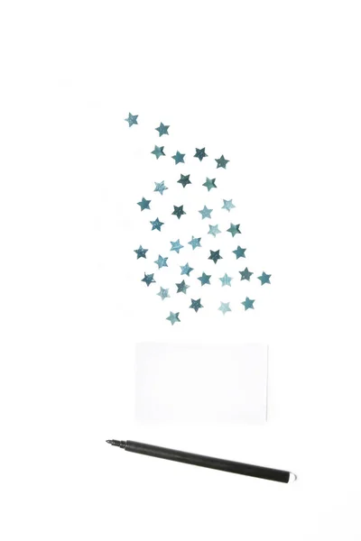 白いテーブルの上にペンと青の星のコンフェッティと空白の白い名刺 メリークリスマスとハッピーニューイヤー 冬の休日のコンセプト — ストック写真