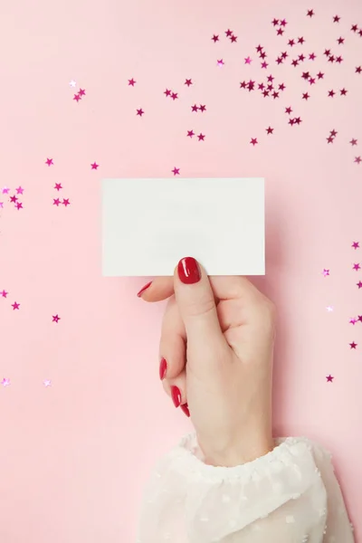Kobieta Trzyma Białą Kartkę Życzeniami Różowym Tle Makieta Pustym Miejscem — Zdjęcie stockowe