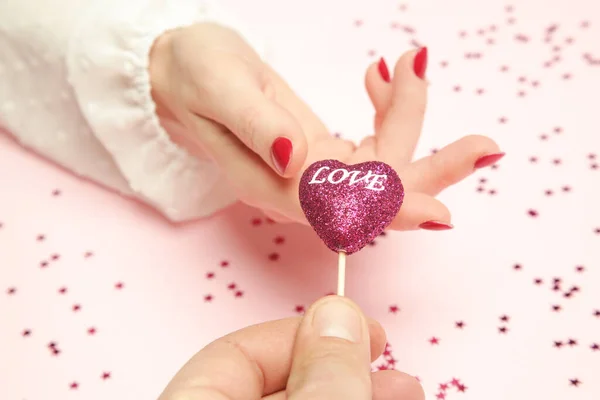 Begreppet Att Kärlek Ung Man Ger Hjärta Symbol Till Flickvän — Stockfoto