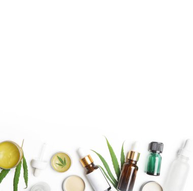 Tıbbi marihuana. Beyaz zemin üzerinde CBD yağlı kozmetik ve tentürler kopya alanı ile.