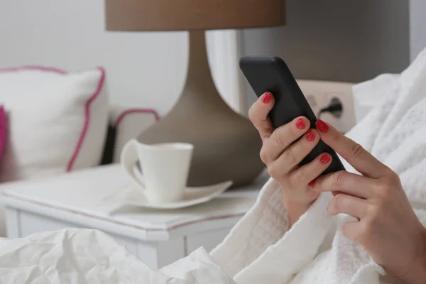 Genç Beyaz Kadın Yatakta Cep Telefonu Dizüstü Bilgisayar Kullanıyor — Stok fotoğraf