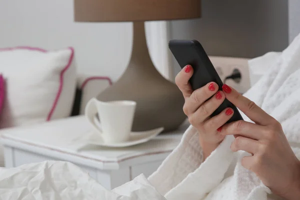 Mujer Caucásica Joven Usando Teléfono Celular Ordenador Portátil Cama —  Fotos de Stock