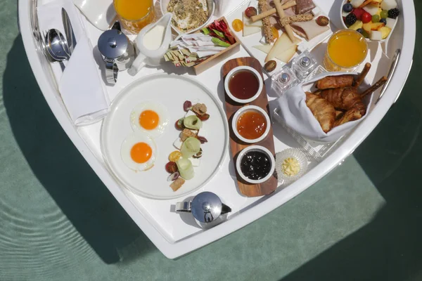 白色心形浮盘 在豪华度假胜地的游泳池里吃早餐 顶部视图 — 图库照片