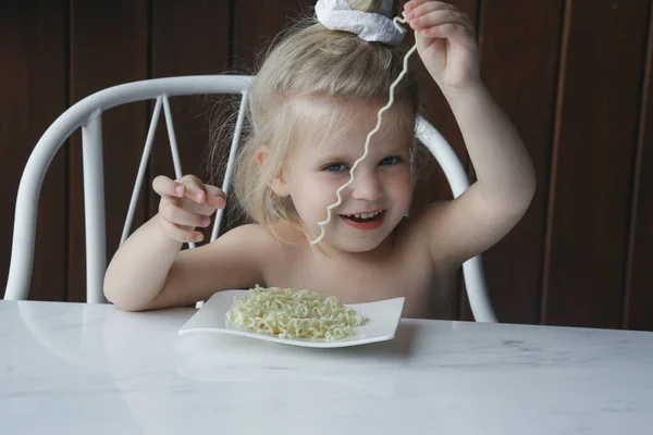 Batole Dívka Jíst Nudle Nebo Špagety — Stock fotografie