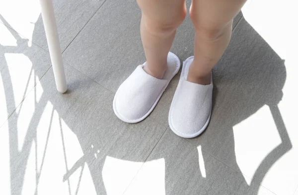 Dítě Bílých Hotelových Pantoflích Ručníky Jednorázové Lázeňské Boty Pro Hosty — Stock fotografie