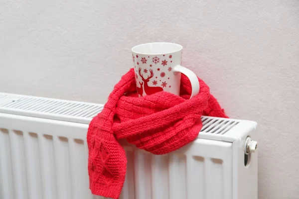 Photo Tasse Thé Enveloppée Dans Une Écharpe Laine Sur Radiateur — Photo