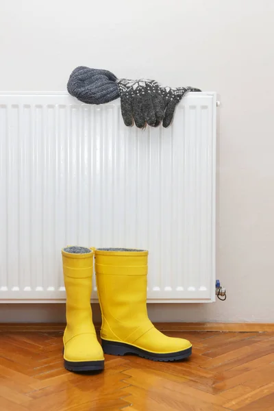 Photo Woolly Hat Gloves Yellow Wellies Boots Drying Radiator — Stock Photo, Image