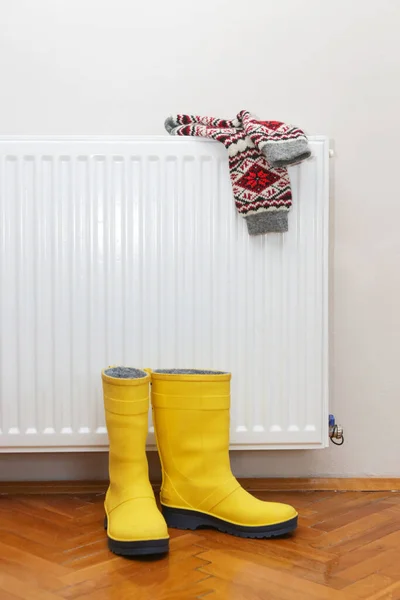 Photo Woolen Socks Yellow Wellies Boots Drying Radiator — Stock Photo, Image