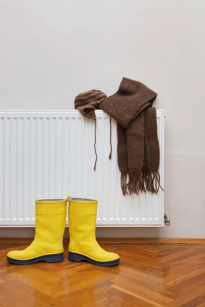 Foto Chapéu Cachecol Amarelo Wellies Botas Secagem Por Radiador — Fotografia de Stock