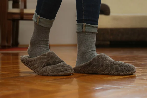 Mujer Caminando Zapatillas Acogedoras Casa Cerca —  Fotos de Stock