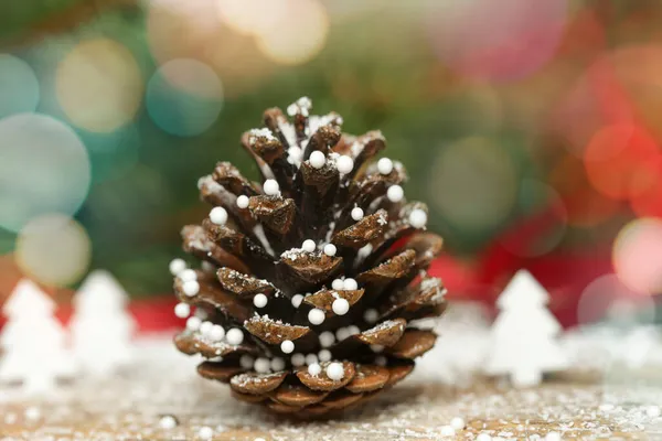 Kerstversiering Met Dennenappels Wazig Bokeh Licht — Stockfoto