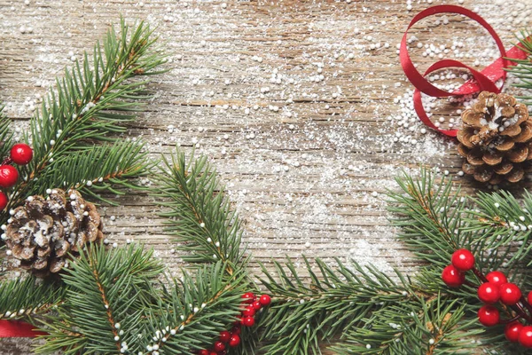 クリスマスツリーの枝 針葉樹のコーンと古い木製の背景にコピースペースと赤い果実のトップビュー クリスマス 冬の休日 新年のコンセプト — ストック写真