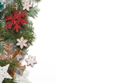 Noel süsü. Beyaz arka planda Noel ağacı dalları, kırmızı böğürtlen ve kar tanesi şeklinde kurabiyeler.