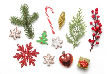 Beyaz arka planda izole edilmiş Noel dekorasyonu unsurları. Noel, kış tatili, yeni yıl konsepti.