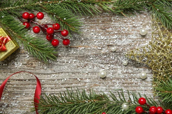 Noel Ağacı Dalları Hediye Kutusu Kozalaklı Kozalaklar Eski Ahşap Arka — Stok fotoğraf