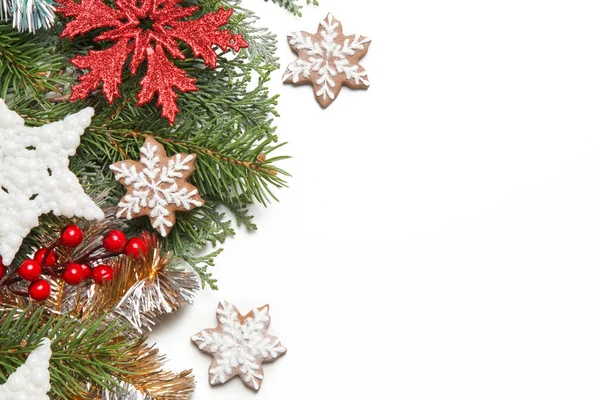 Kerstversiering Kerstboomtakken Rode Bessen Sneeuwvlokkenvormige Koekjes Witte Achtergrond — Stockfoto