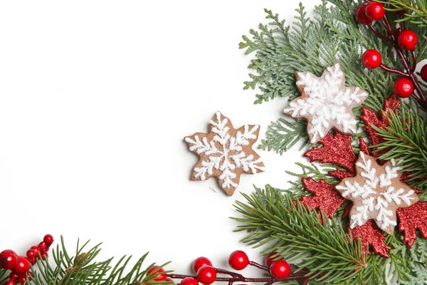 Kerstversiering Kerstboomtakken Rode Bessen Sneeuwvlokkenvormige Koekjes Witte Achtergrond — Stockfoto