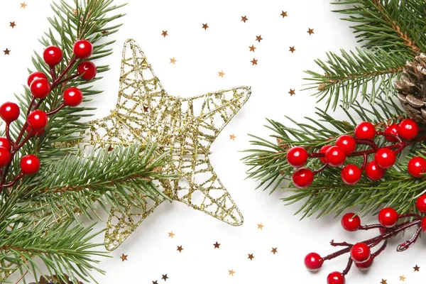Χρυσό Χριστουγεννιάτικο Στολίδι Σχήμα Αστεριού Και Κλαδιά Δέντρων Κόκκινα Μούρα — Φωτογραφία Αρχείου