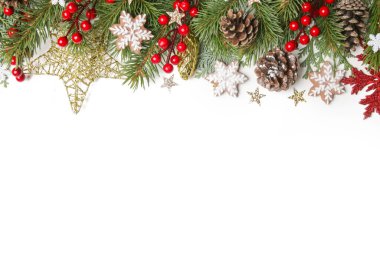 Noel ağacı dalları, kozalaklı kozalaklar, kırmızı böğürtlenler, bayram kurabiyeleri ve süsleri, fotokopi alanı ile üst manzara. Noel, kış tatili, yeni yıl konsepti.
