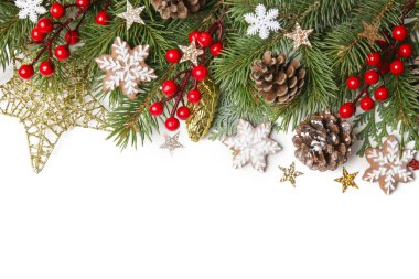 Noel ağacı dalları, kozalaklı kozalaklar, kırmızı böğürtlenler, bayram kurabiyeleri ve süsleri, fotokopi alanı ile üst manzara. Noel, kış tatili, yeni yıl konsepti.