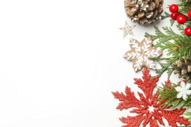 Noel ağacı dalları, kozalaklı kozalaklar, kırmızı böğürtlenler, bayram kurabiyeleri ve süsleri, fotokopi alanı ile üst manzara. Noel, kış tatili, yeni yıl konsepti.