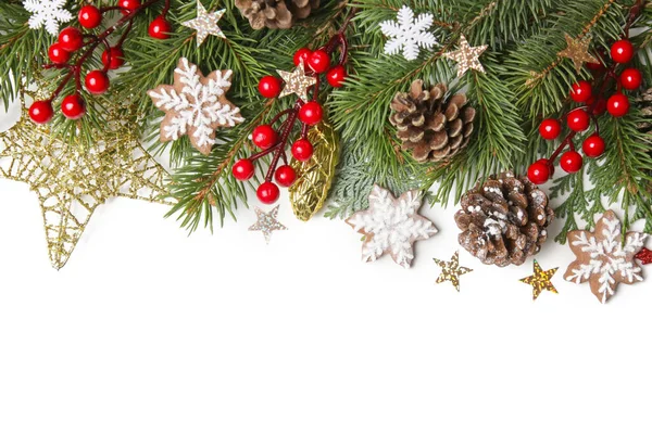 Kerstboomtakken Naaldbomen Rode Bessen Vakantiekoekjes Ornamenten Bovenaanzicht Met Kopieerruimte Kerstmis — Stockfoto