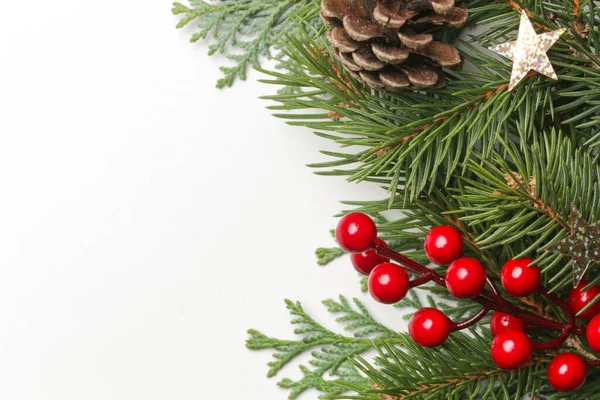 Χριστουγεννιάτικο Δέντρο Κλαδιά Κώνους Κωνοφόρων Και Κόκκινα Μούρα Πάνω Άποψη — Φωτογραφία Αρχείου