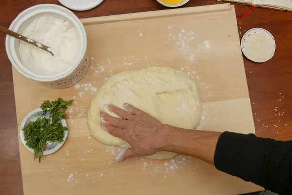 Frau Beim Arbeiten Mit Sauerteig Herstellung Von Selbstgebackenem Brot Oder — Stockfoto