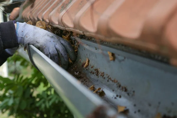 Limpieza Cuneta Las Hojas Otoño Antes Temporada Invierno Proceso Limpieza — Foto de Stock