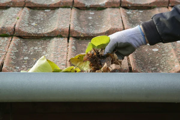 Die Dachrinne Vor Der Wintersaison Vom Herbstlaub Reinigen Dachrinnenreinigung — Stockfoto