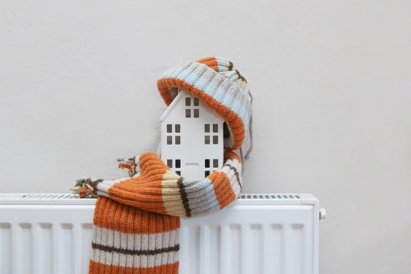 Figura Casa Vestiti Caldi Sul Radiatore Riscaldamento Concetto Riscaldamento Domestico — Foto Stock