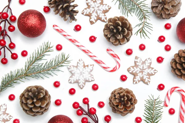 Kerst Boom Takken Coniferen Kegels Rode Bessen Vakantie Koekjes Ornamenten — Stockfoto