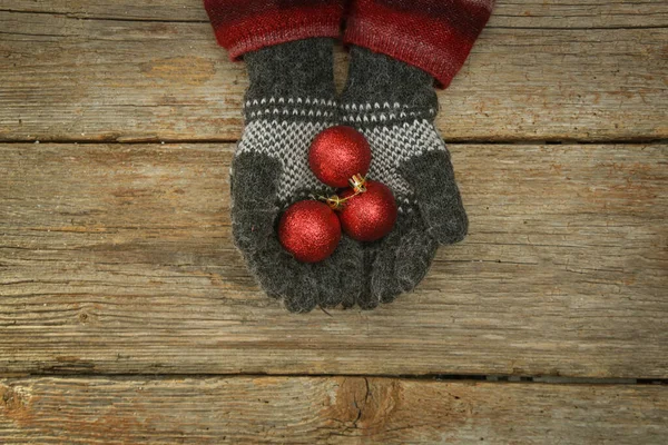 Las Manos Guantes Lana Sostienen Adornos Rojos Navidad Navidad Vacaciones — Foto de Stock