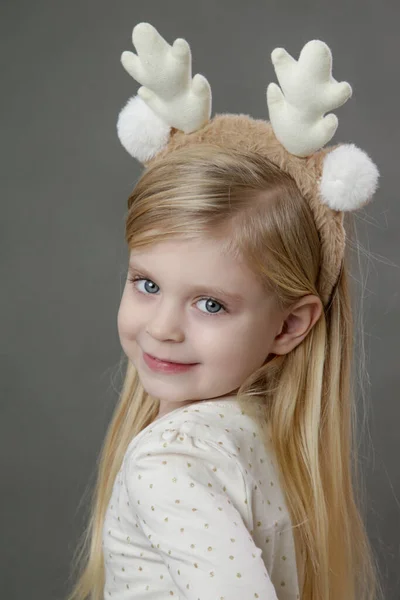 Portrait Studio Une Adorable Petite Fille Blonde Portant Bandeau Renne — Photo