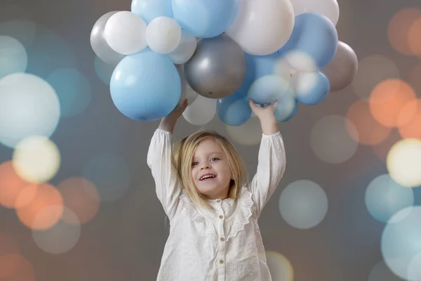 Retrato Estúdio Menina Feliz Segurando Grupo Balão Branco Azul Conceito — Fotografia de Stock
